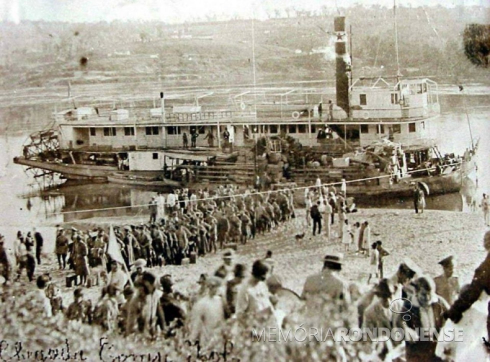 || Desembarque de oficiais e soldados integrantes da recém criada 1ª Companhia Independente de Fronteira, vindos do Rio de Janeiro, via Buenos Aires.
Imagem: Acervo Waldir Guglielmi Salvan - Foz do Iguaçu - FOTO 3