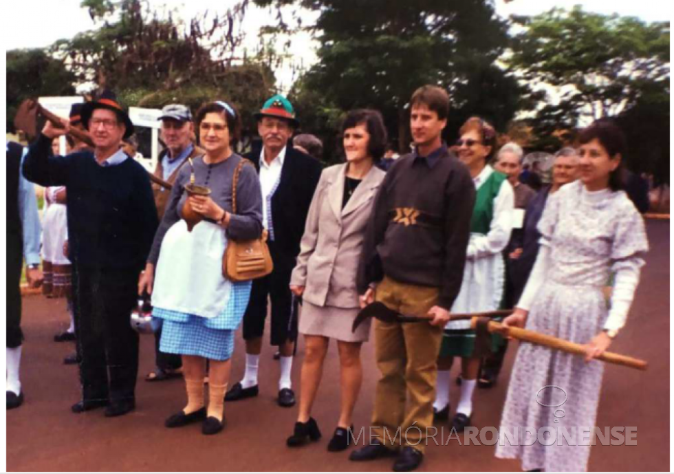 || Casal pioneiro Norma e Ervino Hendges (e) durante um desfile de pioneiros no atual município de Entre Rios do Oeste.
Imagem: Acervo Tribuna do Oeste - FOTO 10 -