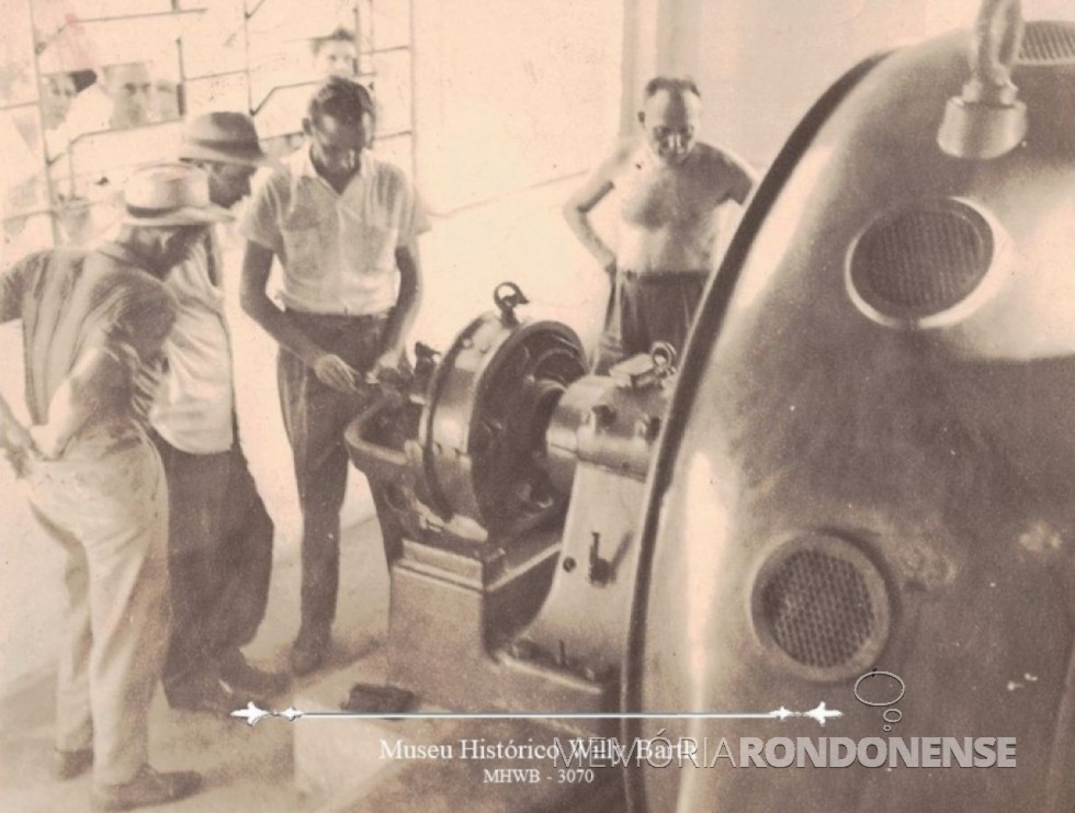 ||Ernesto Dall'Oglio, Prefeito de Toledo testando as turbinas da Usina Carlos M. A. Becker, em 1956. Doador da foto: Ernesto Dall'Oglio, em 12/03/2003. Imagem: Acervo Museu Histórico Willy Barth (Toledo - PR). - FOTO 7 -