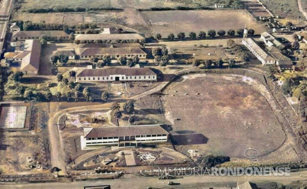 || Vista aérea das instalações do 1º Batalhão de Fronteiras, em Foz do Iguaçu, ainda com obras, na década de 1960.
Imagem: Acervo Waldir Guglielmi Salvan - Foz do Iguaçu - FOTO 4 -