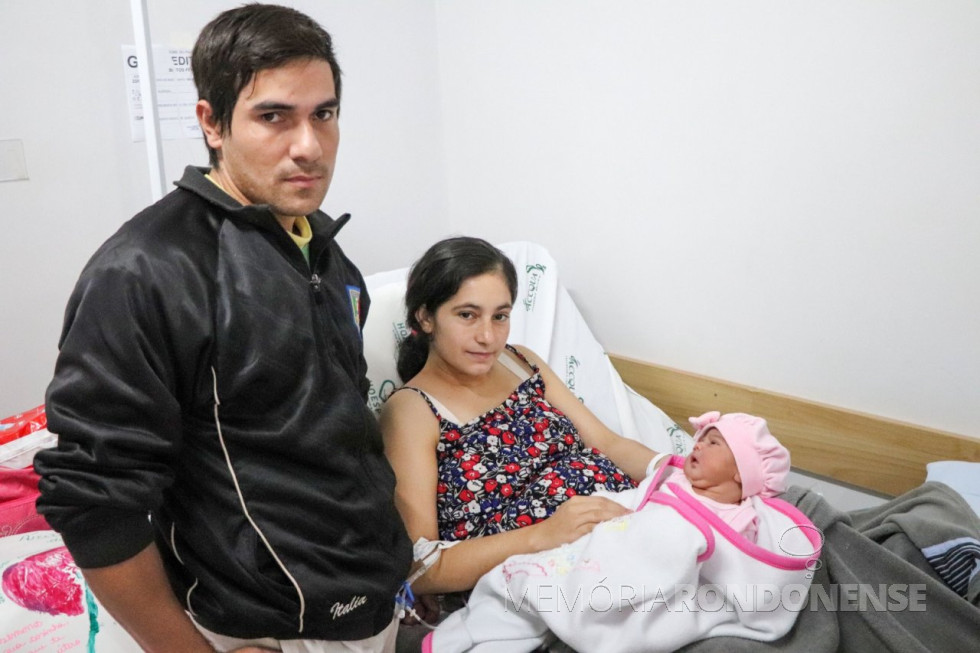 || Bebê Milena Jasmin, 2000ª criança nascida no Hospital Municipal Dr, Miguel Cruzatti, com seus pais Edith Brites Ferreira e Ignacio Vega, em maio de 2023.
Imagem: Acervo Imprensa PM-MCR - FOTO 18 -