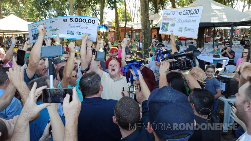 || Associação da Linha Heidrich e integrantes comemorando a premiação de vencedores no concurso de assadores da Festa Nacional do Boi no Rolete, em 23 de julho de 2023.
Ao centro, com o troféu, Lukas Ritscher.
Imagem: Acervo Imprensa PM - Marechal Cândido Rondon -- FOTO 40 -