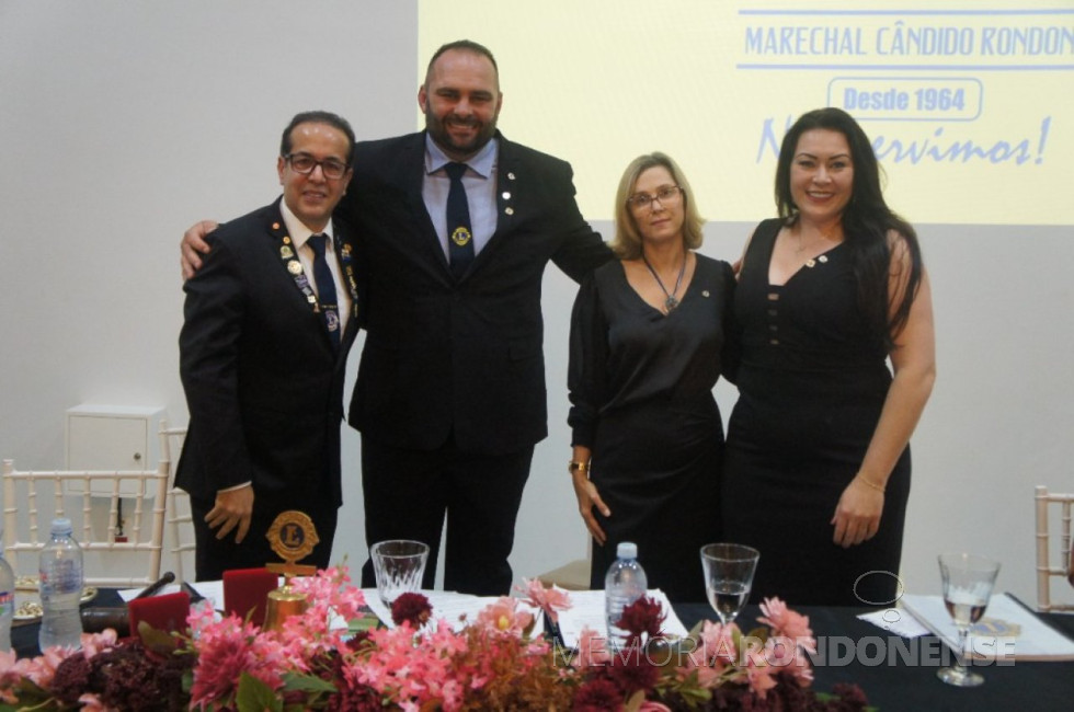 || Scharles Jakson Abbeg e esposa (c) com seus antecessores em cargos no Lions Clube de Marechal Cândido Rondon, em junho de 2023.
Imagem: Acervo Conecta Oeste - FOTO 22 -