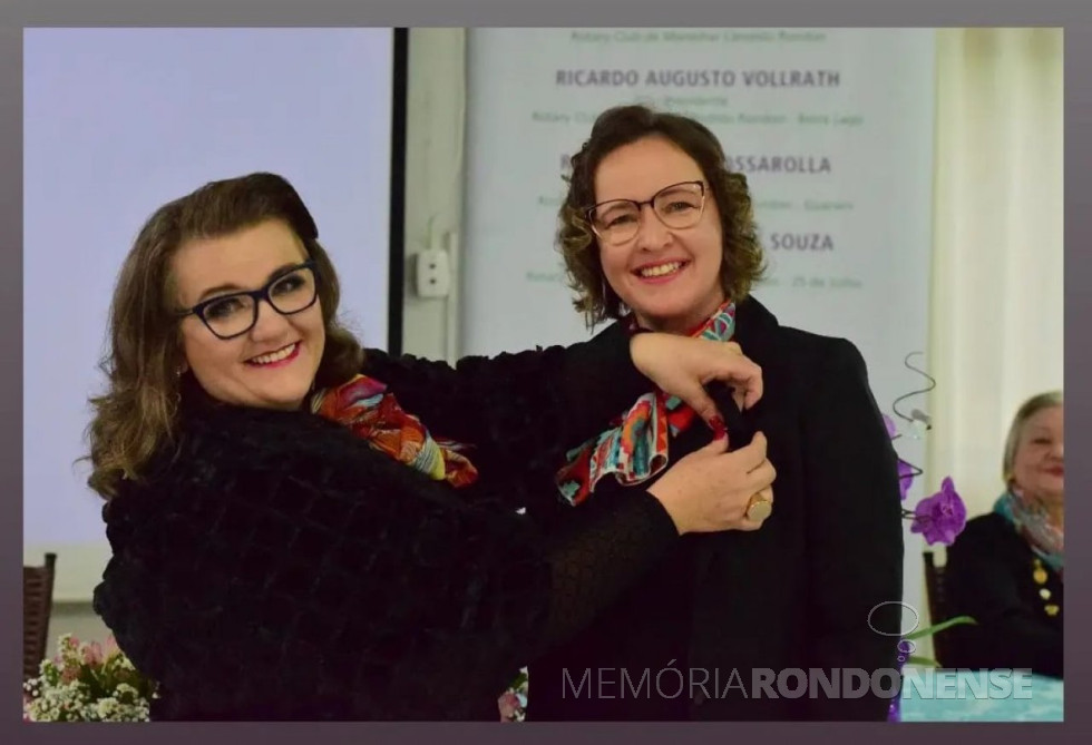 || Margrit Adriane Grings Martins recebendo o pin da presidência de sua antecessor a Sandra Nair Kuhn, na Associação das Senhoras de Rotarianos de Marechal Cândido Rondon, em junho de 2023.
Imagem: Acervo pessoal - FOTO 20 -