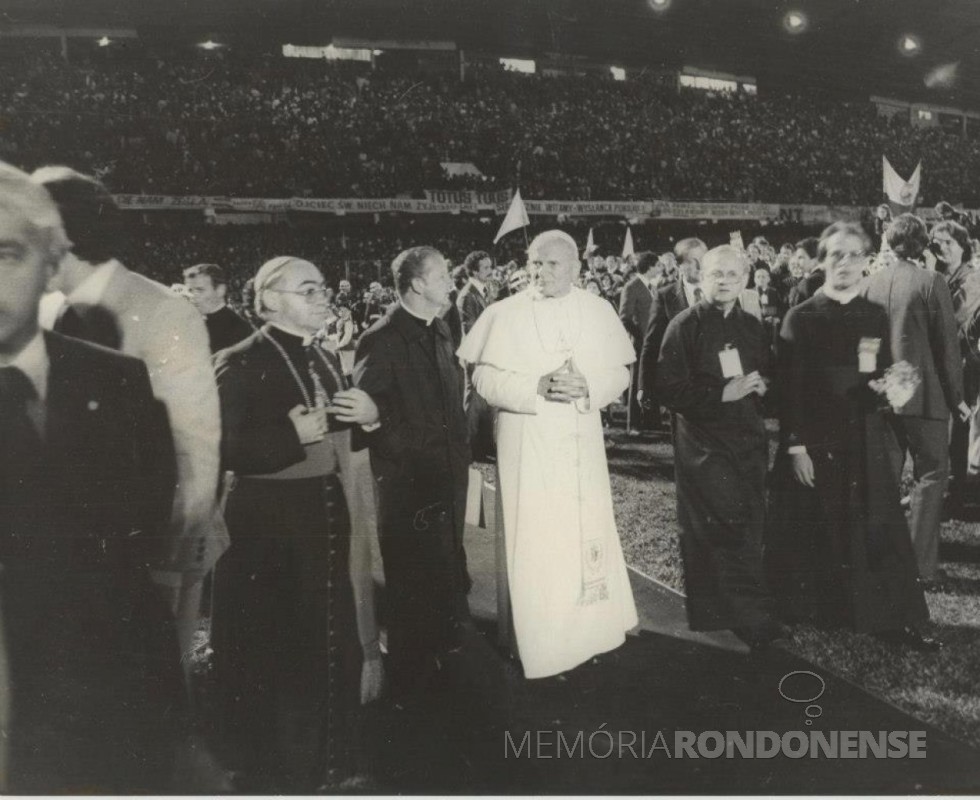 || Papa João Paulo II chegando ao Estádio Couto Pereira para a celebração de sua 1ª missa em solo paranaense.
Imagem: Acervo CD - FOTO 8 