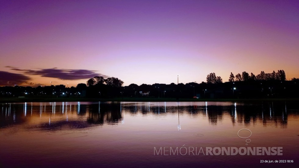 || Momento crepuscular junto ao lago do Parque de Lazer Rodolfo Reiger, na cidade de Marechal Cândido Rondon, em 23 de junho de 2023.
Imagem: Acervo e crédito do professor universitário rondonense dr. Tarcisio H. Vanderlinde - FOTO 21 - 