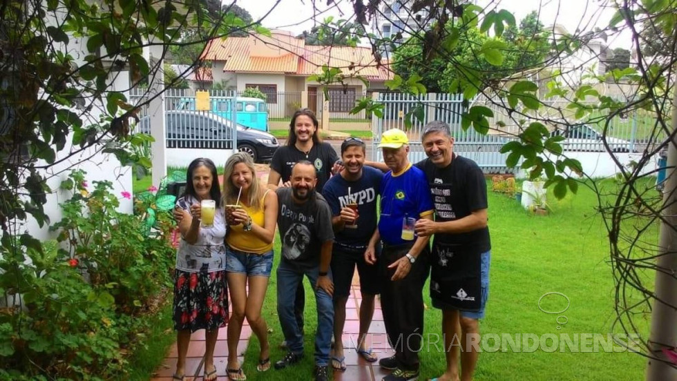 || Pioneiro rondonense Jandir Giron, ele falecido em junho  de 2022, na companhia da esposa e filhos. 
Imagem: Acervo da família - FOTO 17 - 