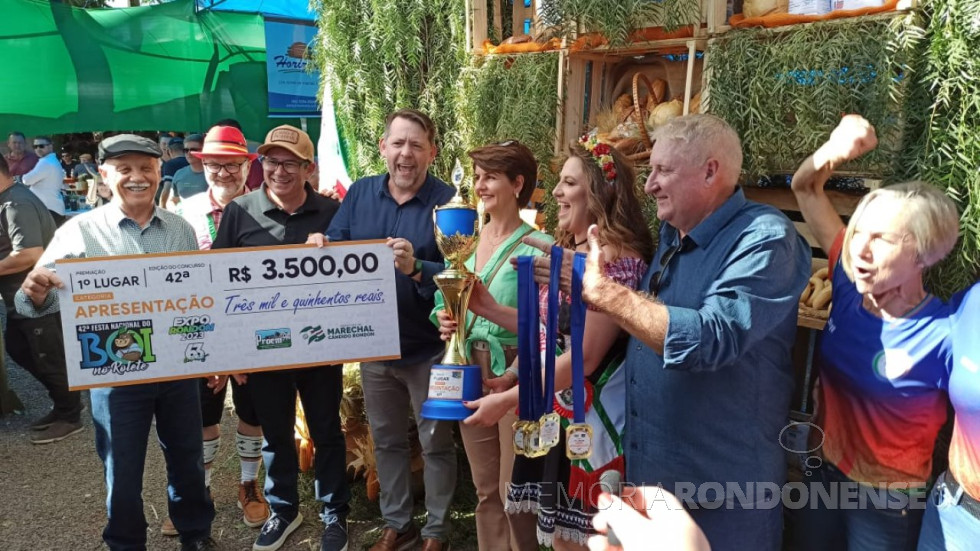 || Associação Horizonte - Agrícola Horizonte, vencedora no concurso de assadores da 42ª Festa Nacional do Boi no Rolete, em julho de 2023.
Da esquerda à direita: empresário Osvino Ricardo, sócio-proprietário da Agrícola Horizonte; Darci Gerson Zimmermann (Fritz da dupla Fritz & Frida da Oktoberfest 2022 de Marechal Cândido Rondon); vereador licenciado Cláduio Koehler, presidente da Fundação de Promoções e Eventos de Marechal Cândido Rondon (PROEM), Anderson Loffi, secretário de Governo de Marechal Cândido Rondon e presidente da Comissão Central Organizadora da ExpoRondon 2023,; Marlise Sulzbach, esposa do empresário Osvino Ricardi; Joise Fabiane Brach (da dupla Fritz & Frida citada); vice-prefeito Ilário Hofstaeter e a última - não identificada.
Imagem: Acervo Imprensa PM-MCR - FOTO 38 -
