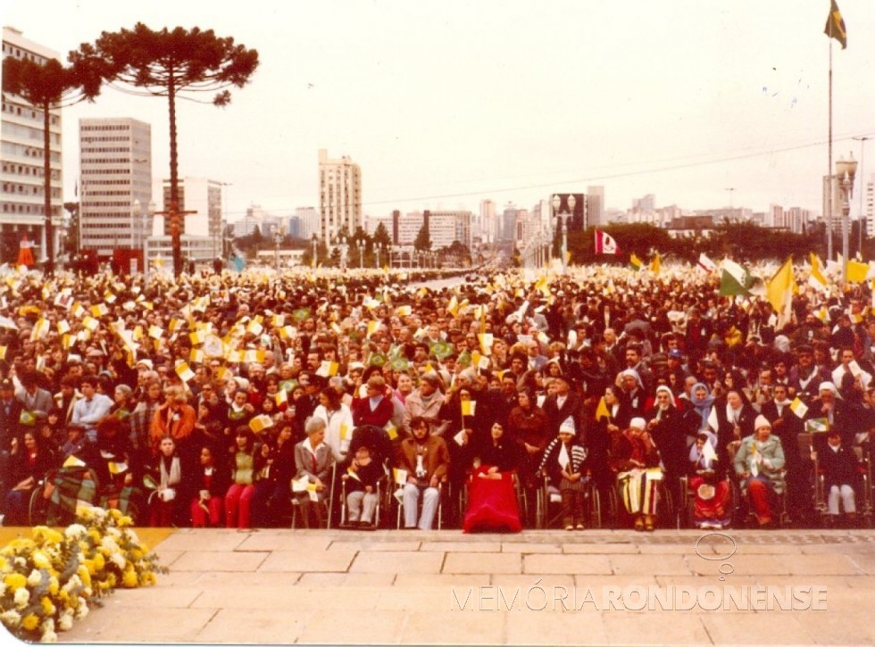 || Vista do público que participou da última missa papal em Curitiba.
Imagem: Acervo CD - FOTO 12 - 