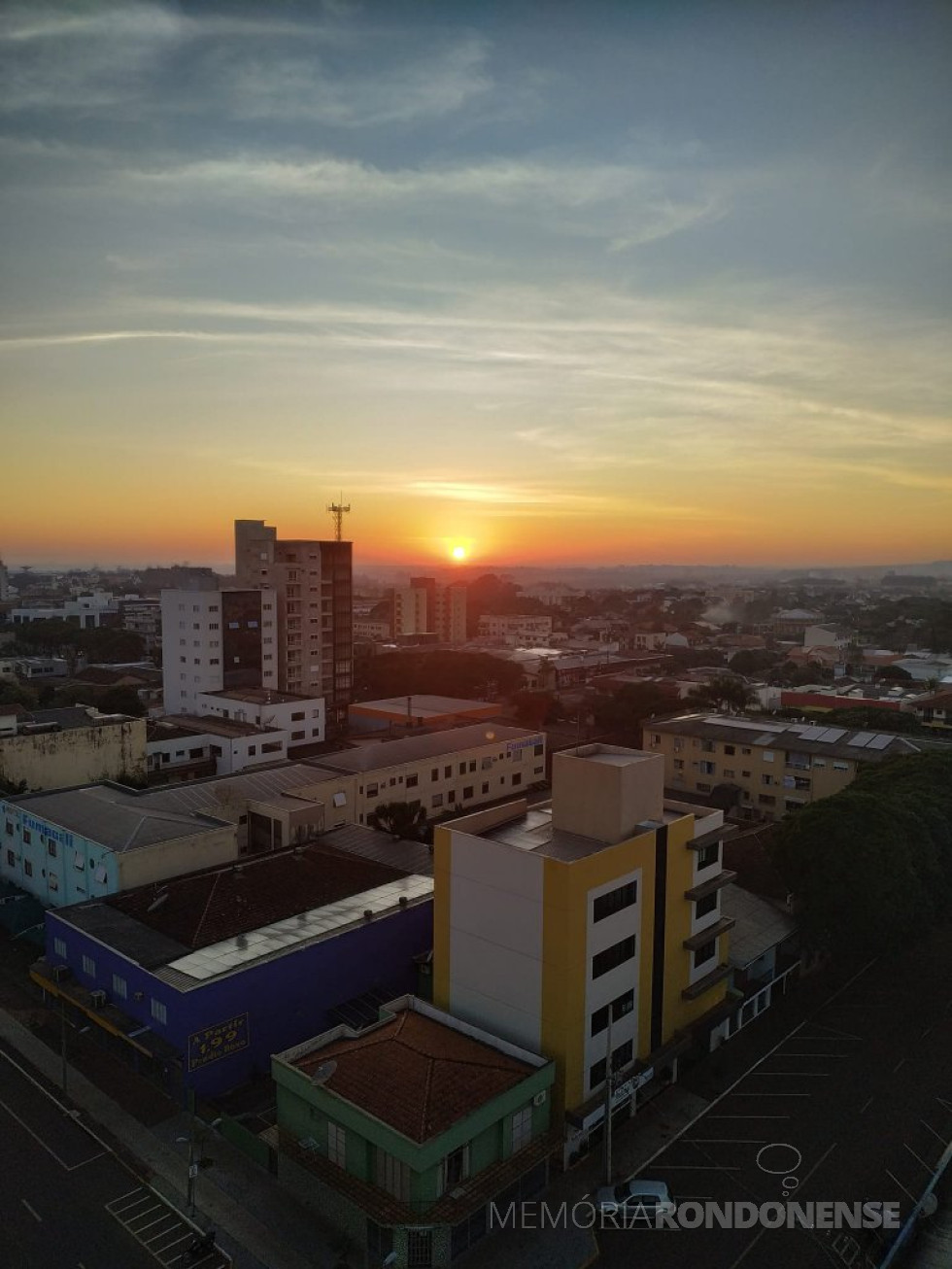 || Amanhecer na cidade de Marechal Cândido Rondon em 03 de julho de 2023. Foto clicada pela empresária rondonense Evania Koehler a partir do Edifício Montecarlo. FOTO 15 -