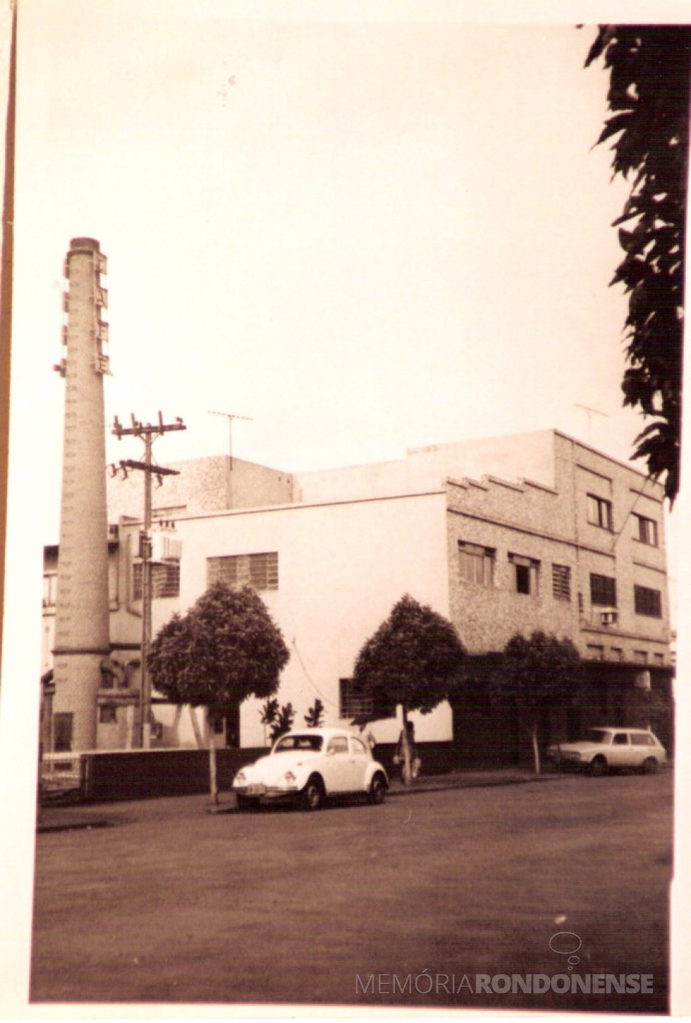 || Unidade industrial da Ind. Com. Rainha do Sertão, agora desativada, no centro de Marechal Cândido Rondon .
Imagem: Acervo Projeto Memória Rondonense - FOTO 29  -