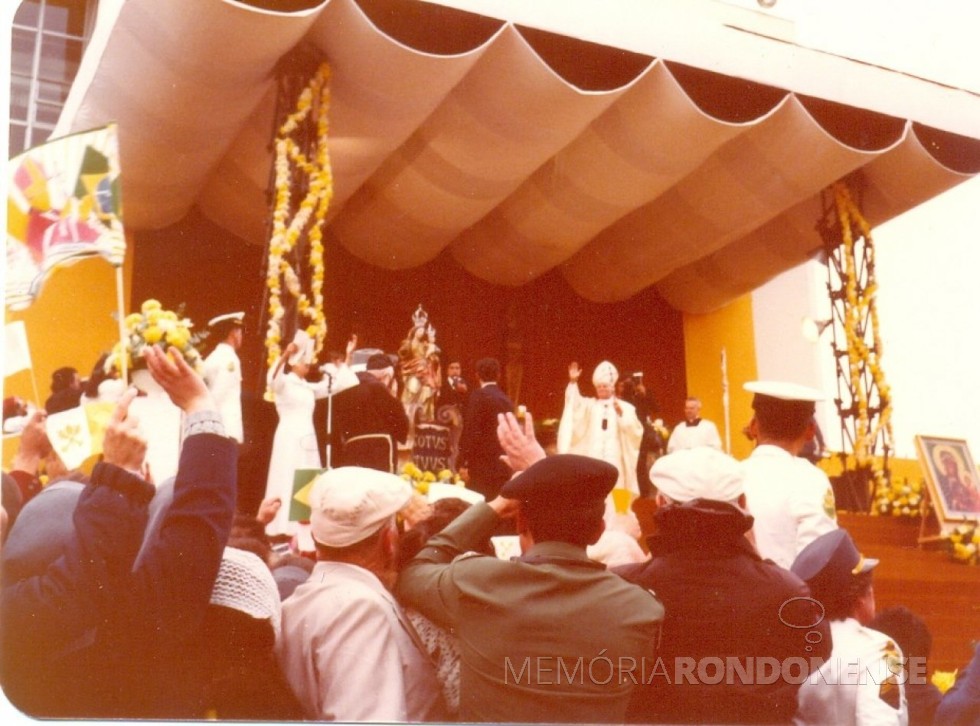 || Papa João Paulo II celebrando a sua última missa em terras paranaenses, na Praça Nossa Senhora da Salete.
Vê-se, aos fundos, detalhes do Palácio Iguaçu.
Imagem: Acervo CD - FOTO 11 --