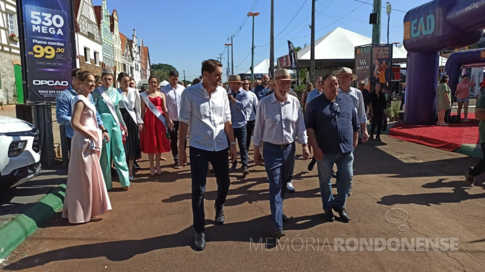 || Governador em exercício Darci Piana, do Paraná, circulando pelo parque de exposições da ExpoRondon 2023, em companhia da prefeito municipal Marcio Andrei Rauber (e) e deputado estadual e líder do Governo, Hussein Bakri (d), em 23 de julho de 2023.
Imagem: Acervo Imprensa PM-MCR - FOTO 34 - 
