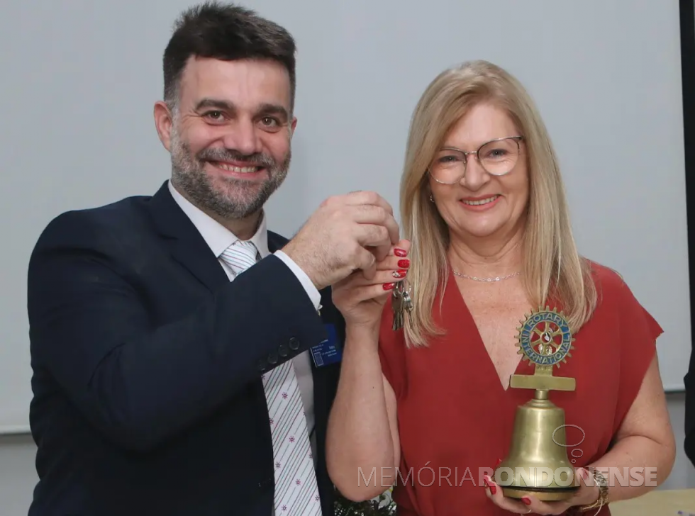 || Ivani Herrmann recebendo o pin da presidência do Rotary Club Guarani seu antecessor, em evento em final de junho de 2023.
Imagem: Acervo O Presente - FOTO 21 -