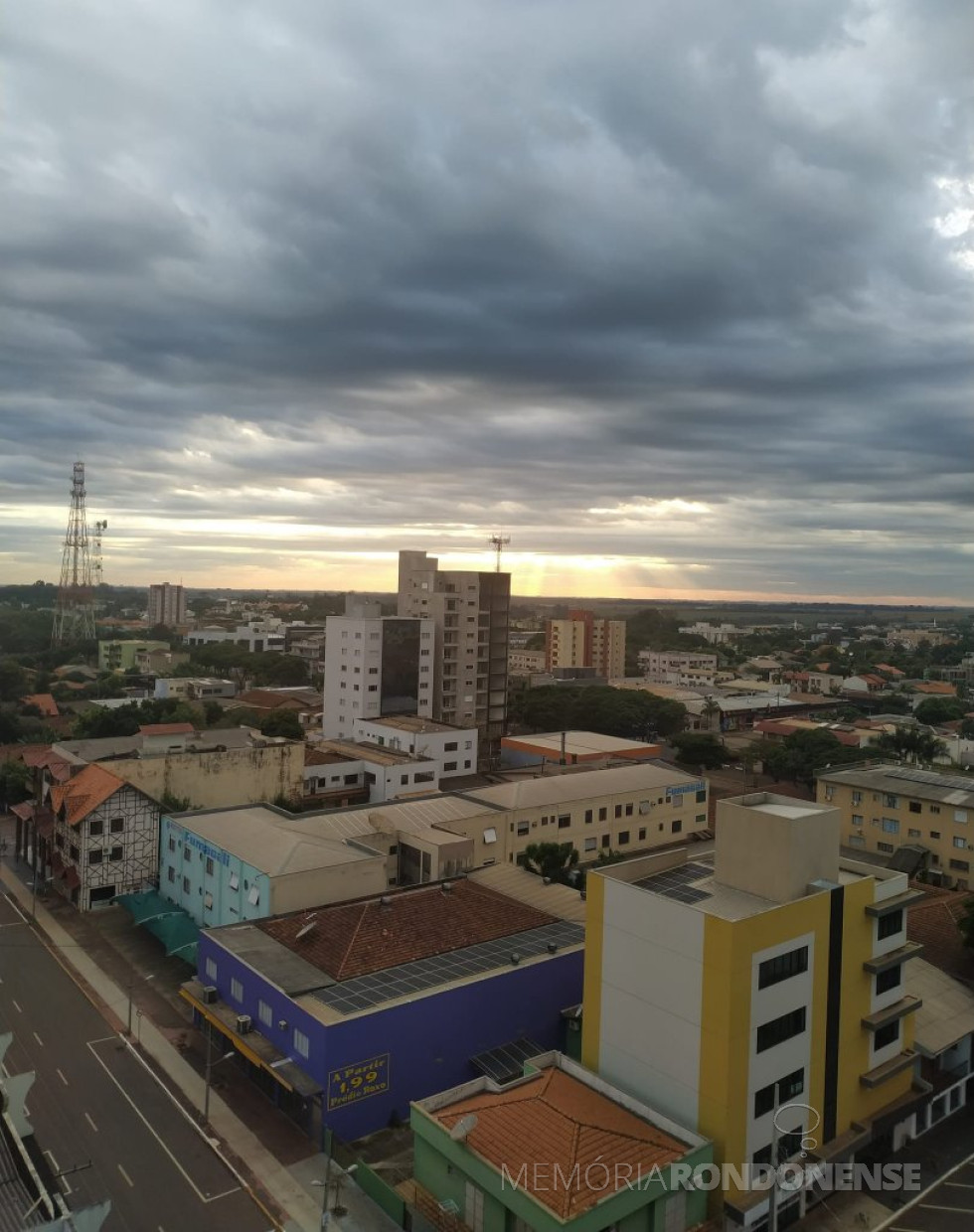 || Outro flagrante da nebulosidade sobre o céu de Marechal Cândido Rondon, em 11 de junho de 2023, em clique feito a partir do Edifício Montecarlo, à Rua Paraná,entre as Ruas Tiradentes e Sete de Setembro, sentido nordeste.
Imagem: Acervo e crédito de Evania Koehler - FOTO 28 -