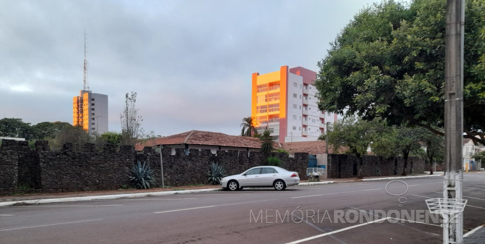 || Amanhecer na cidade de Marechal Cândido Rondon em 14 de julho de 2023, com os primeiros raios de sol iluminando o Edifício Pasetti (em 1º plano) e ao fundo, o Edifício Montecarlo.
Imagem: Acervo Projeto Memória Rondonense - FOTO 21 -