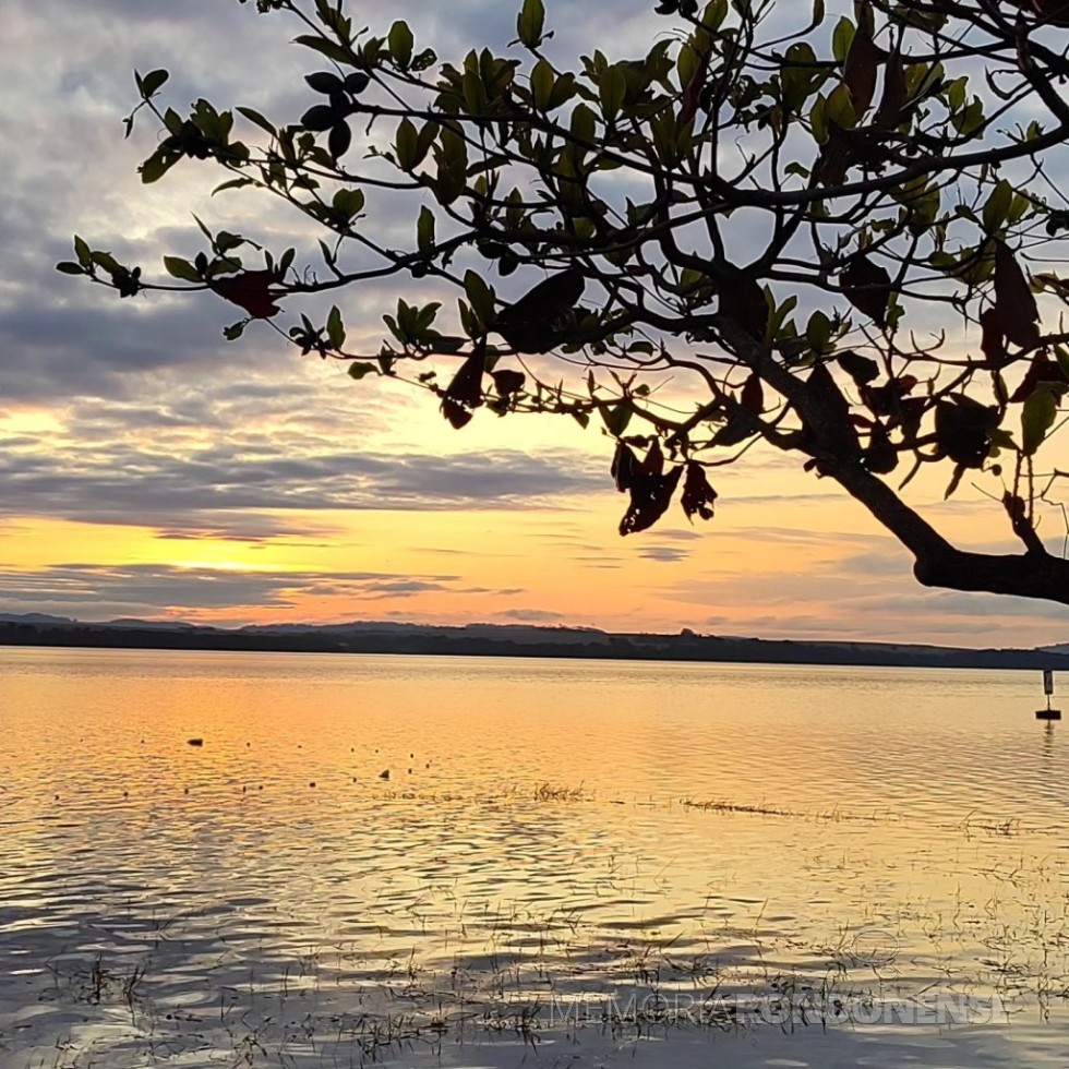 || Pôr do sol em Marechal Cândido Rondon, em 28 de julho de 2023.
Fotografia da rondonense Sônia Luísa Trapp Mees clicada a partir do parque de Lazer junto ao Lago de Itaipu , na sede distrital rondonense de Porto Mendes. - FOTO  31 - 