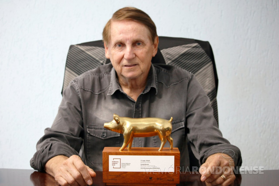|| Suinocultor rondonense Milton Becker com prêmio Agriness 2023, conferido em final de maio de 2023.
Imagem: Acervo O Presente - FOTO 26 -