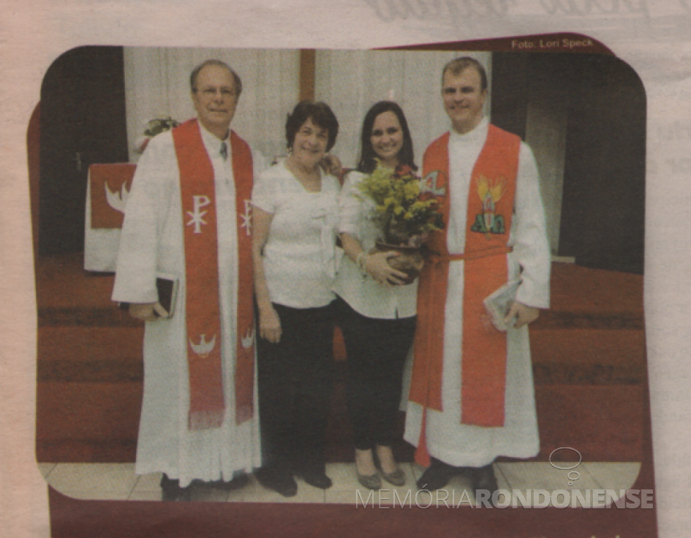 || Pastor Sandro Edgar Krüger (d) na solenidade de instalação na Congregação Cristo, em abril de 2013, ladeado pela esposa Danieli e os pais Arthur e Berta Krüger.
Imagem: Acervo O Jornal - Crédito Lori Speck - FOTO 9 -