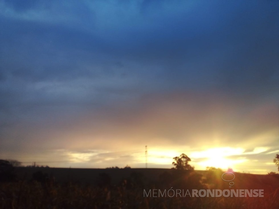 || Por do sol nos municípios de Marechal Cândido Rondon e Mercedes, no dia 27 de julho de 2023, em foto clicada desde a Linha São Luiz, por Eli Marcon. - FOTO 23 -
