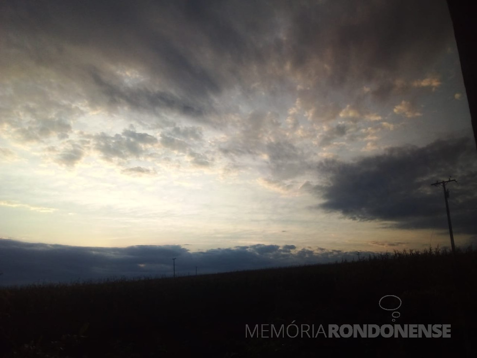 || Amanhecer  de 09 de julho de 2023, em foto tirada pelo pioneiro rondonense Eli Marcon,  na localidade de São Luiz, na divisa entre os municípios de Marechal Cândido Rondon e Mercedes. -- FOTO 24 -
