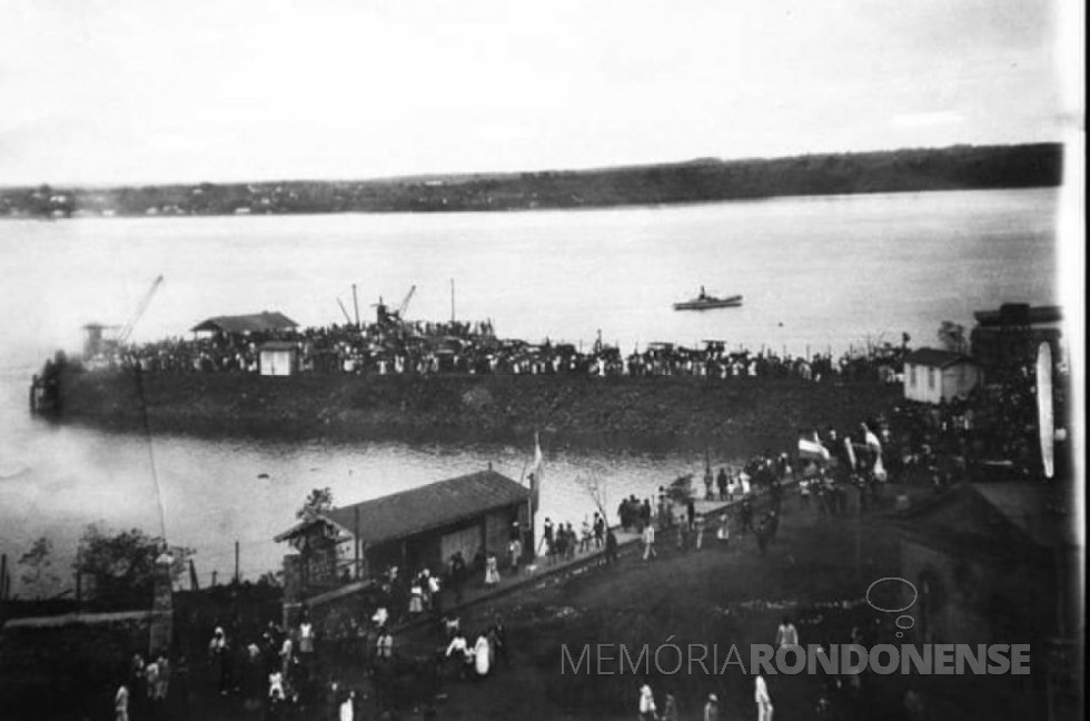 || Familiares e populares aguardando no Porto de Posadas a chegada dos sobreviventes e corpos . Imagem: Acervo Leo Duarte (Posadas, Misiones) - FOTO 2 - 