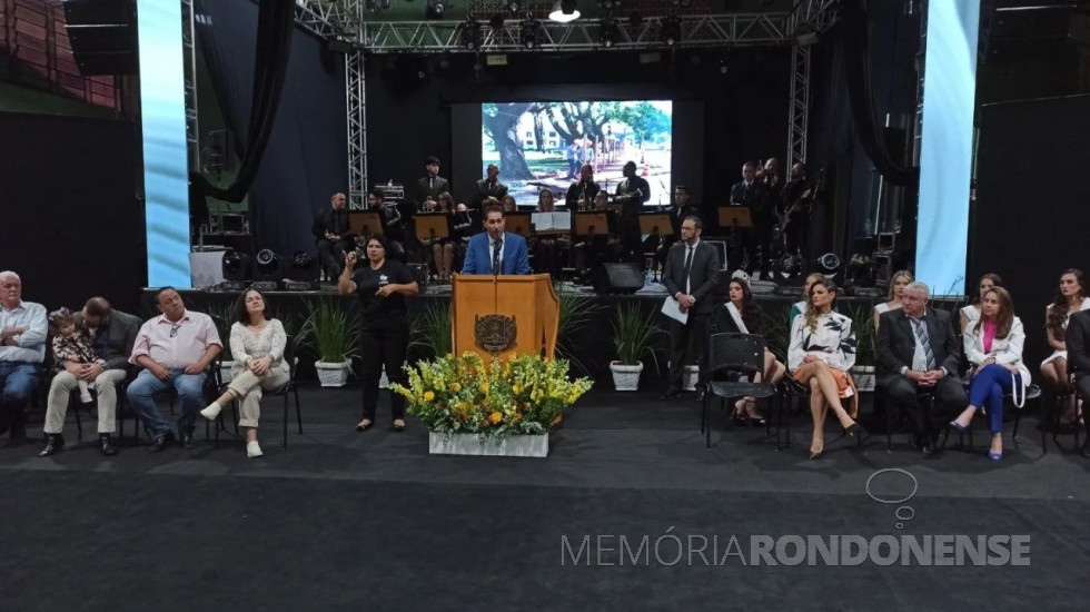 || Marcio Andrei Rauber, prefeito municipal de Marechal Cândido Rondon, fazendo a abertura da Expo Rondon 2023, no dia 21 de julho de 2023. Da esquerda à direita, na 1ª fila: Heraldo Trento, prefeito municipal de Guaíra, 2º - não identificado, deputado estadual Hussein Bakri, juíza de Direito, Berenice Nassar; Josiane Laborde Rauber, 1ª dama, Ilário Hofstaetter, vice-prefeito de Marechal Cândido Rondon; última - não identificada.
Condutor do protocolo: radialista César Reck, comunicador da Rádio Difusora do Paraná .
Imagem: Acervo Imprensa PM-MCR - FOTO 31 -