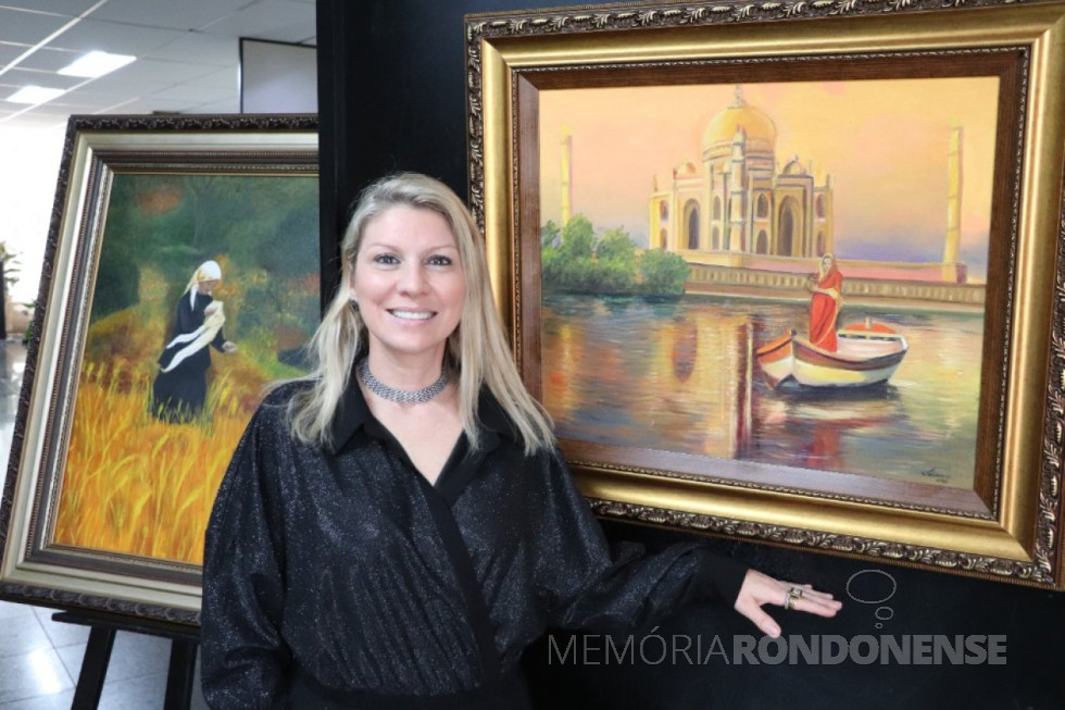 || Artista plástica rondonense Idiana Mara Storti na abertura de sua coletiva no saguão da Prefeitura Municipal de Marechal Cândido Rondon, em agosto de 2022.
Imagem: Acervo Imprensa PM- MCR - FOTO 20 -