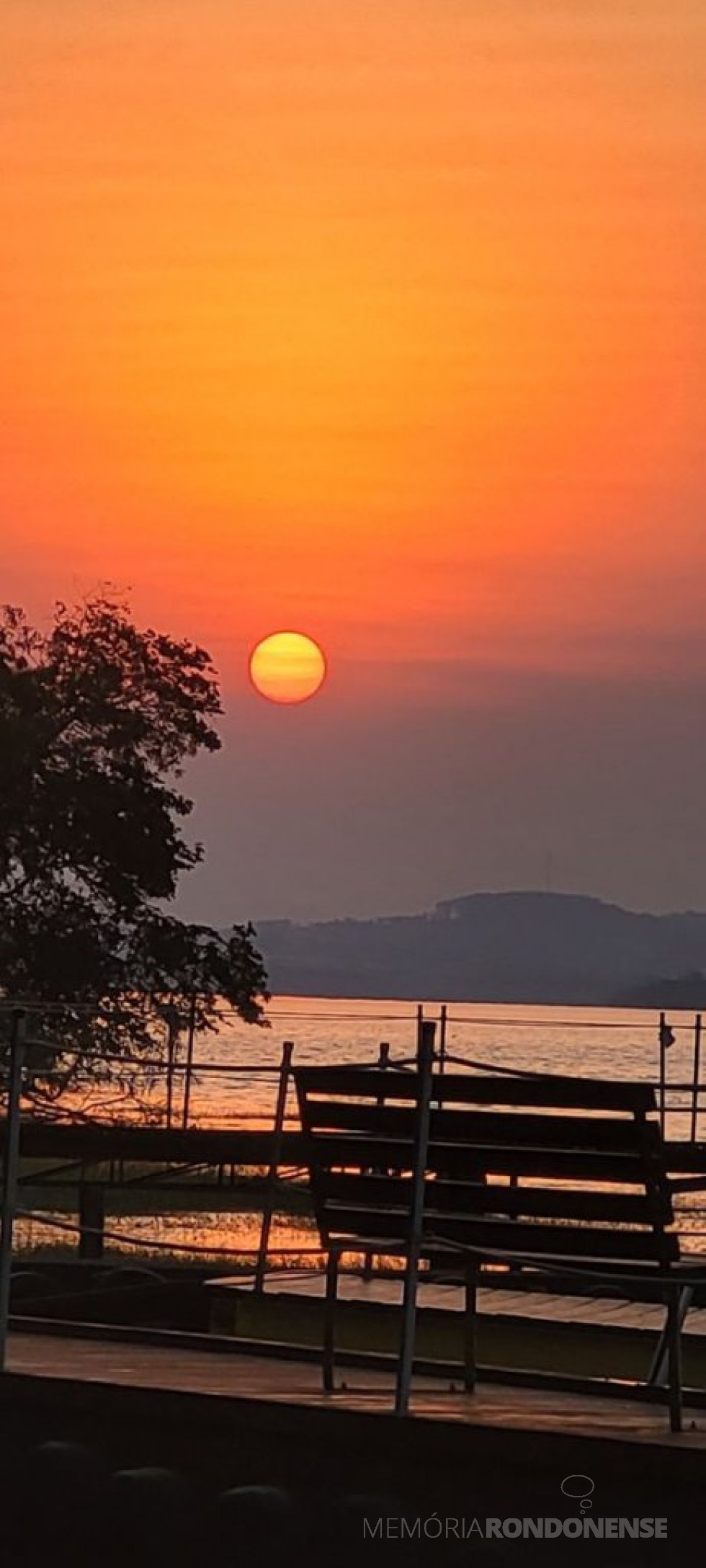 || Pôr do sol no município de Marechal Cândido Rondon, em 23 de agosto de 2023, em clique feito pela pioneira rondonense e professora aposentada Ilda Bet, a partir do Clube Naútico de Toledo, no distrito de Porto Mendes. - FOTO 21 -