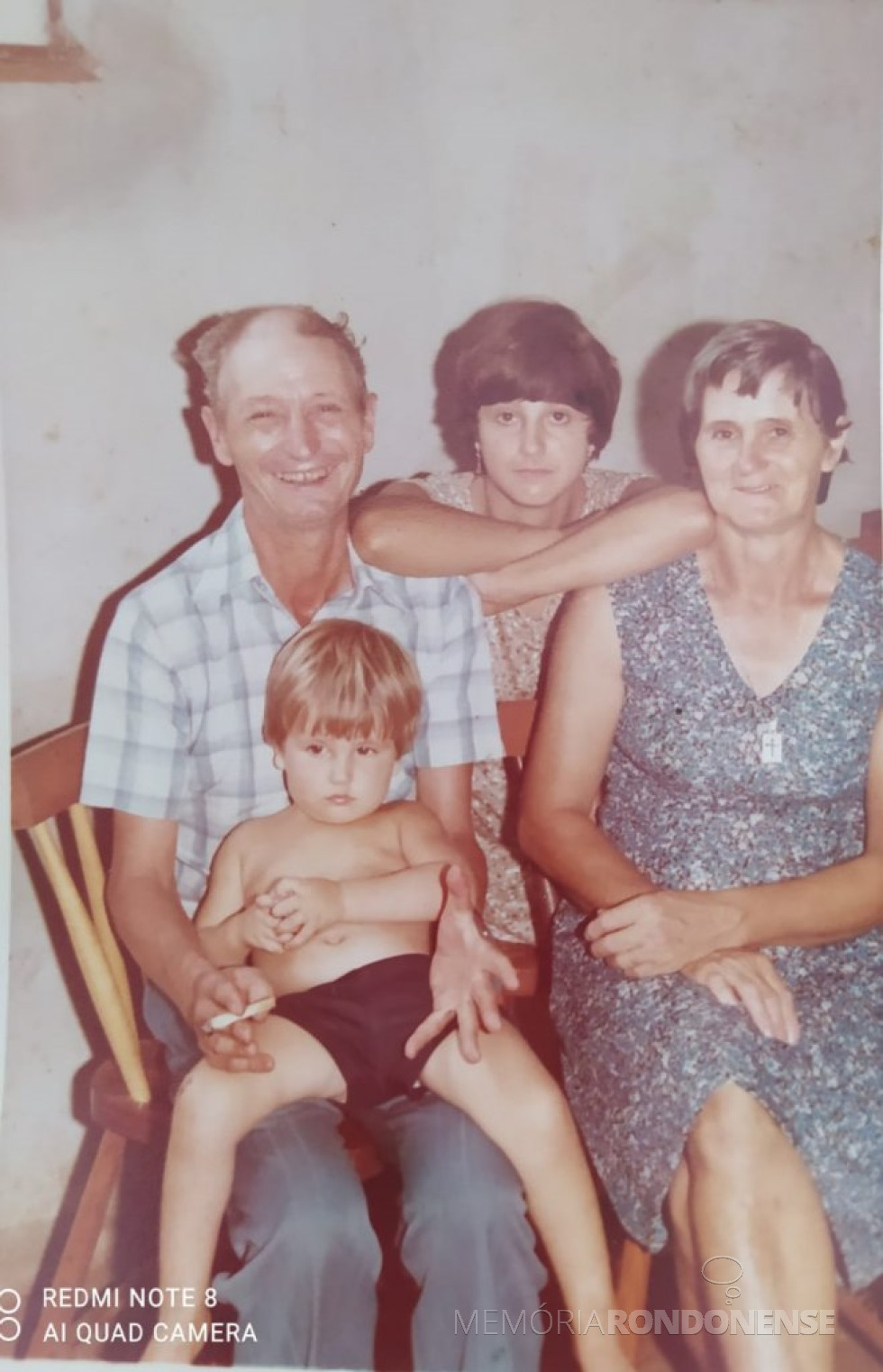 || Casal rondonense píoneiro Emma e Januário Trento que chegou de mudança em Marechal Cândido Rondon, em agosto de 1952.
Na foto, com o neto Charles e a filha caçula do casal, Jacir.
Imagem: Acervo da Família - FOTO 6 -