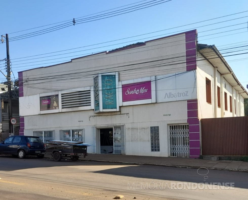 || Salão Ijuí, à Rua Minas Gerais, entre as Ruas Castelo Branco e Independência, de propriedade da Família Bersch, vendido em final de julho de 2023. Foto de julho de 2023.
Imagem: Acervo Projeto Memória Rondonense - FOTO 18 -