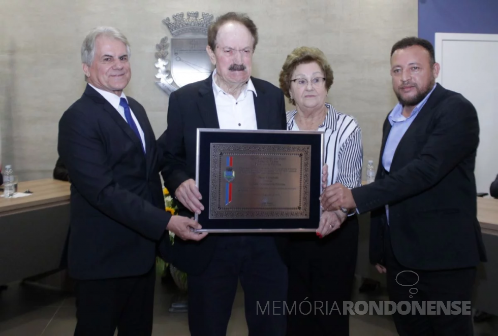|| Empresário Albino Giombelli homenageado com a comenda de cidadão honorário de Palotina, ladeado pelo prefeito do município, Luiz Ernesto de Giacometti (e), esposa Irma Therezinha e o vereador Nivair de Castro Souza, proponente da homenagem, em agosto de 2023.
Imagem: Acervo Gazeta de Toledo - FOTO 17 -
