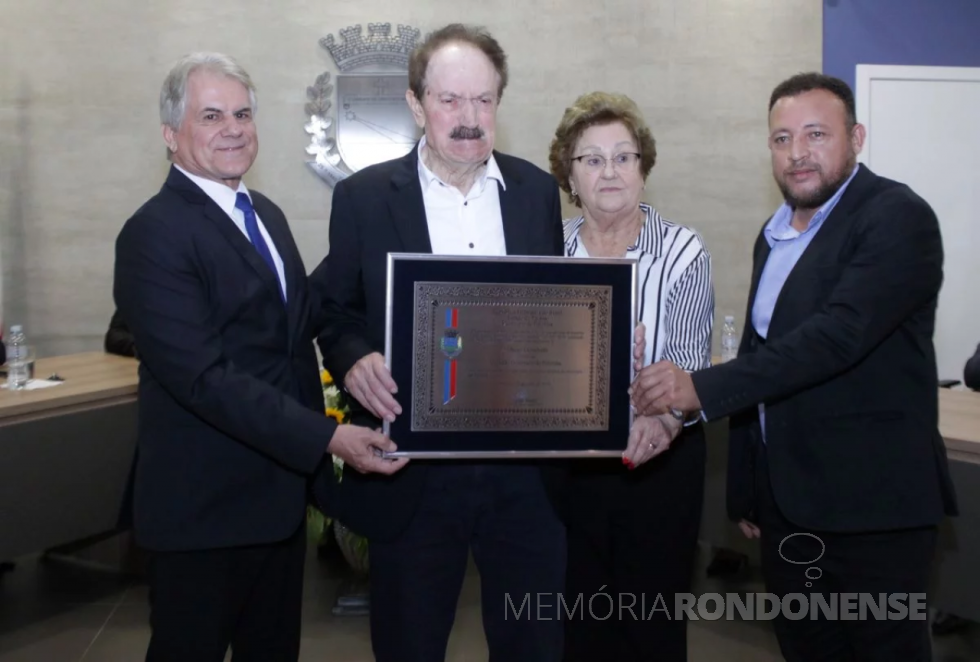 || Empresário Albino Giombelli homenageado com a comenda de cidadão honorário de Palotina, ladeado pelo prefeito do município, Luiz Ernesto de Giacometti (e), esposa IrmaTherezinha e o vereador Nivair de Castro Souza, proponente da homangem.
Imagem: Acervo Gazeta de Toledo - FOTO 15 - 