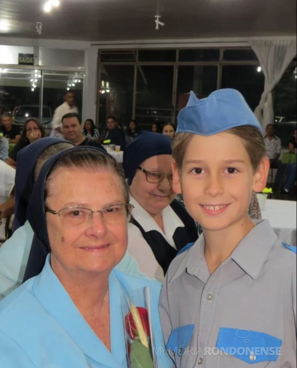 || Religiosa Luiza Menin, diretora da Ação Social Vicente de Paula, de Toledo (PR), com um aluno, em foto de 2019.
Imagem: Acervo Gazeta de Toledo - FOTO 34-