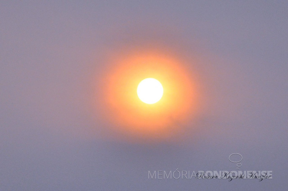 || Sol à meia-tarde, fotografado pela rondonense Rosane Kozerski Kunzler durante viagem de retorno da cidade de Cascavel a Marechal Cândido Rondon, em 19 de agosto de 2023. - FOTO 25 -