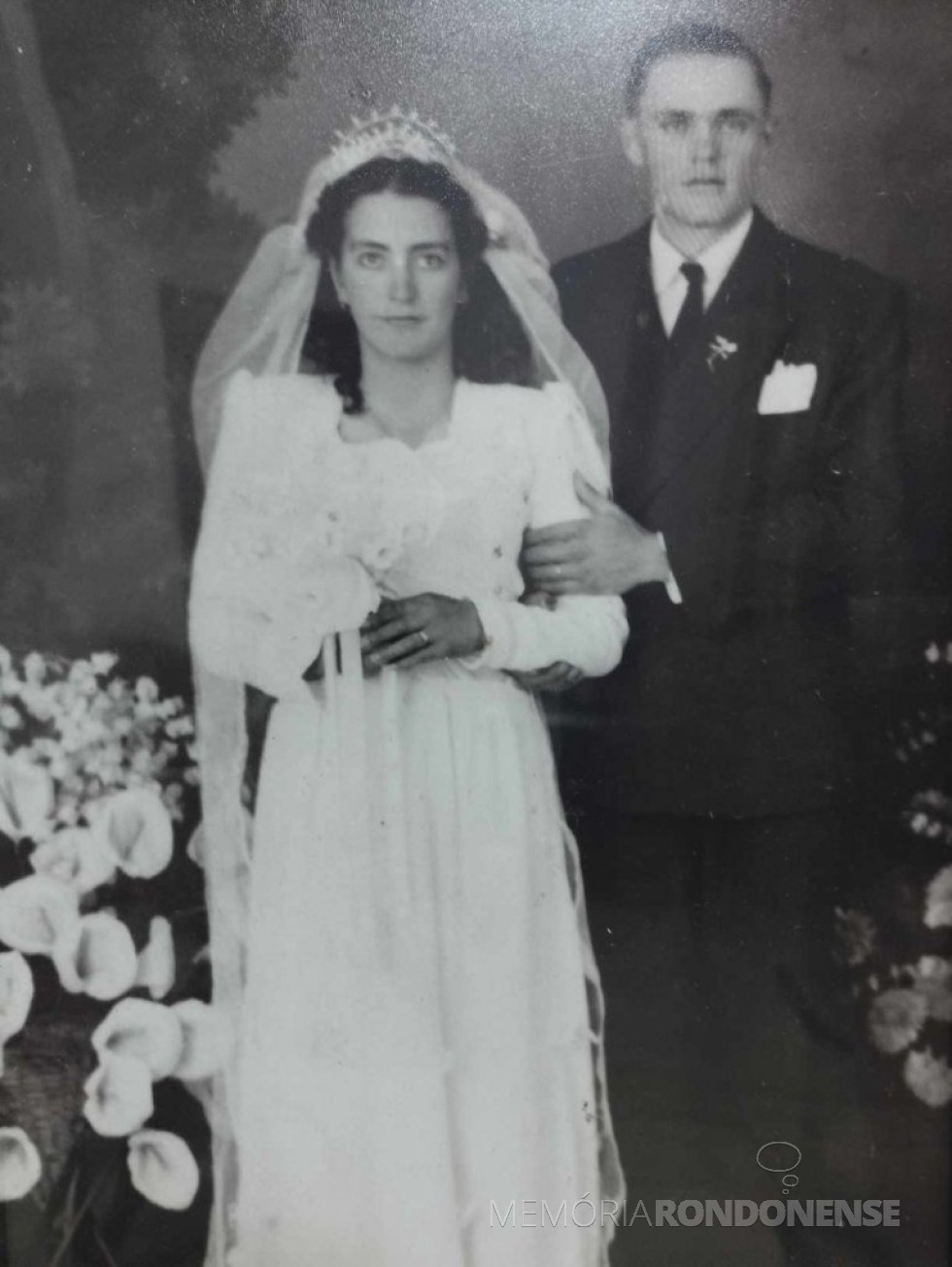 || Casal rondonense pioneiro Odilia Furlin e Aorelio Casarotto que casaram em junho de 1946, em Caçador (SC).
Imagem: Acervo Lidiane Casarotto Kotz - FOTO 4 - 