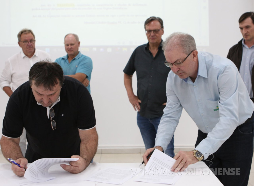 || Eloi Darci Podkowa (d), diretor-presidente da Cooperativa Agroindustrial Copagril assinando o termo de parceira com o Programa de Sustentabilidade Ambiental e Saneamento Rural, em julho de 2023.
Ao fundo, à direita, César Luiz Petri, diretor-vice presidente da Cooperativa. 
Imagem: Acervo Comunicação Copagril - FOTO 18 -
