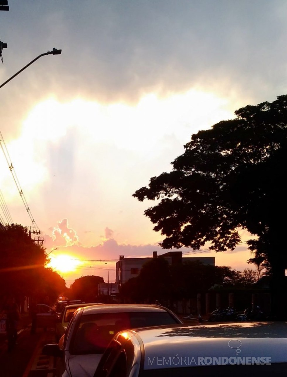 || Pôr do sol na cidade de Marechal Cândido Rondon, em 11 de agosto de 2023.
Imagem: Acervo e crédito da fotógrafa profissional rondonense Rozane Kozerski Kunzler - FOTO 24 _ 