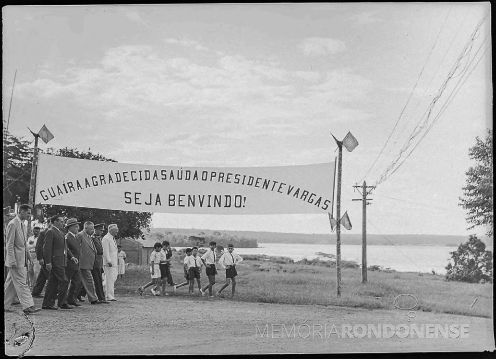 || Presidente Getúlio Dorneles Vargas recepcionado na cidade de Guaíra, em janeiro de 1944. Ao seu lado direito, de terno escuro, capitão Heitor Mendes Gonçalves, diretor-geral brasileiro da Cia. Matte Laranjeira.
Imagem: Acervo Tiago Luiz Koche - FOTO 7 -
