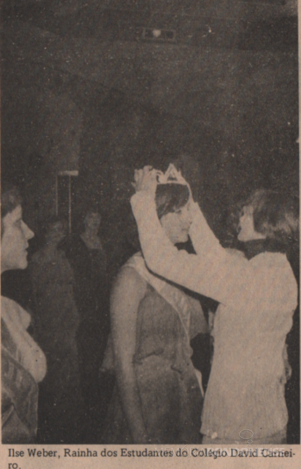 || Ilse Weber coroada Rainha dos Estudante do Colégio Comercial David Carneiro, em junho de 1979.
Imagem: Acervo Projeto Memória Rondonense/Família Ariovaldo Luiz Bier - FOTO 10 - 