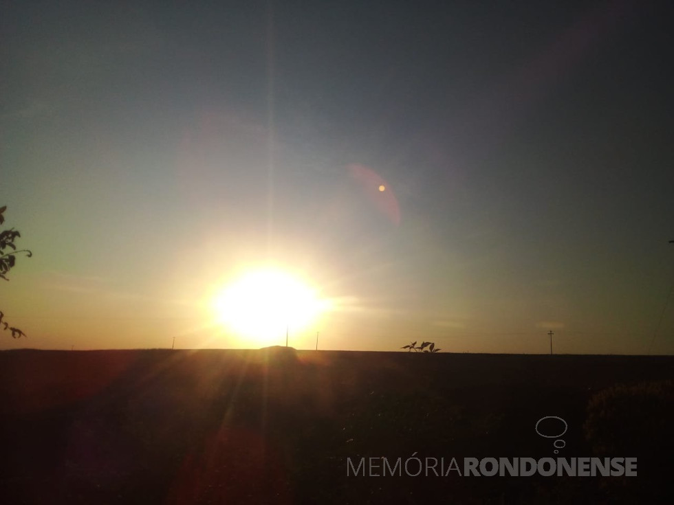 || Nascer do sol fotografado desde a Linha São Luiz, divisa dos municípios de Marechal Cândido Rondon e Mercedes, em 20 de agosto de 2023, pelo pioneiro rondonense Eli Marcon - FOTO 37 -
