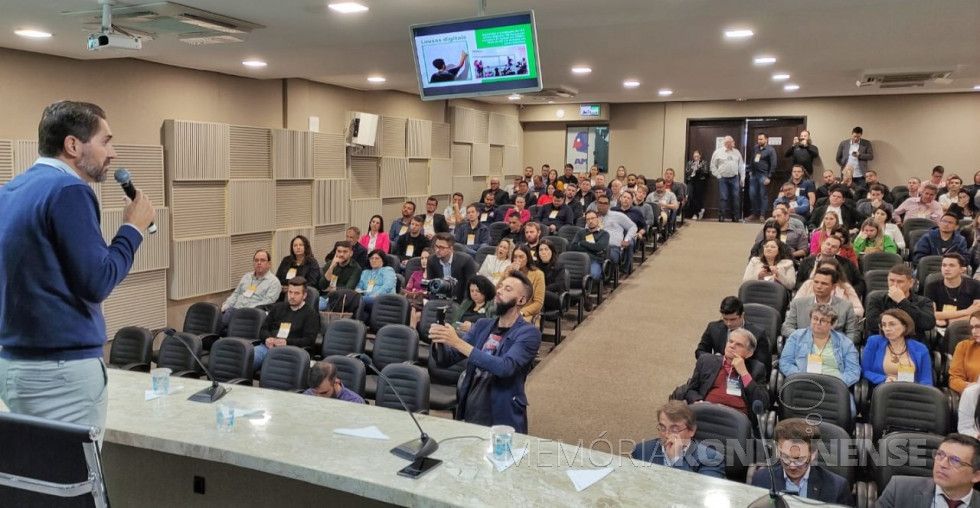 || Marcio Andrei Rauber, prefeito municipal de Marechal Cândido Rondon, em sua alocução durante a entrega do título Prefeito Inovador 2023 do Oeste do Paraná, em final de junho de 2023.
Imagem: Acervo Imprensa PM -MCR - FOTO 24 -