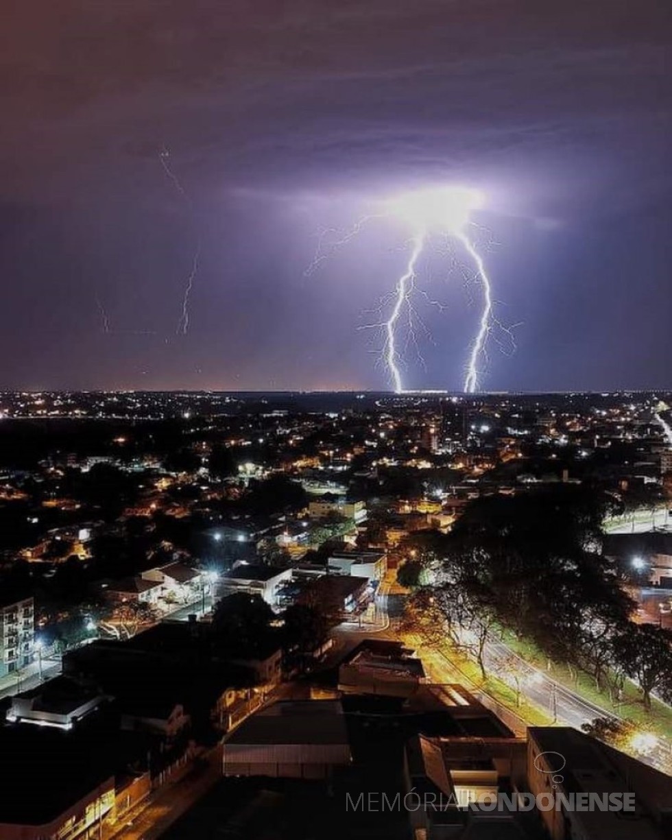|| Queda de raios na noite de 08 de agosto de 2023, na cidade de Foz do Iguaçu.
Imagem: Acervo e crédito de Logan Silva - FOTO  17 -