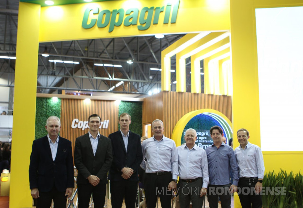 || Estande da Copagril na ExpoRondon 2023. Da esquerda à direita: Elói Darci Podkowa, diretor-presidente da Copagril; Cesar Luiz Petri, diretor-vice presidente e  diretor-Secretário Ademir Luiz Griep;  4º - não identificado, Enoir Primon, coordenador da participação da Copagril na exposição; demais não identificados, em julho de 2023.
Imagem: Acervo Copagril - FOTO 45 - 