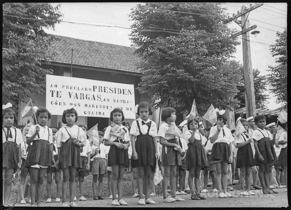 || Escolares saudando o Presidente Getúlio Vargas em sua visita aà cidade de Guaíra, em janeiro de 1944.
Imagem: Acervo Tigo Luiz Koche - FOTO 8 -