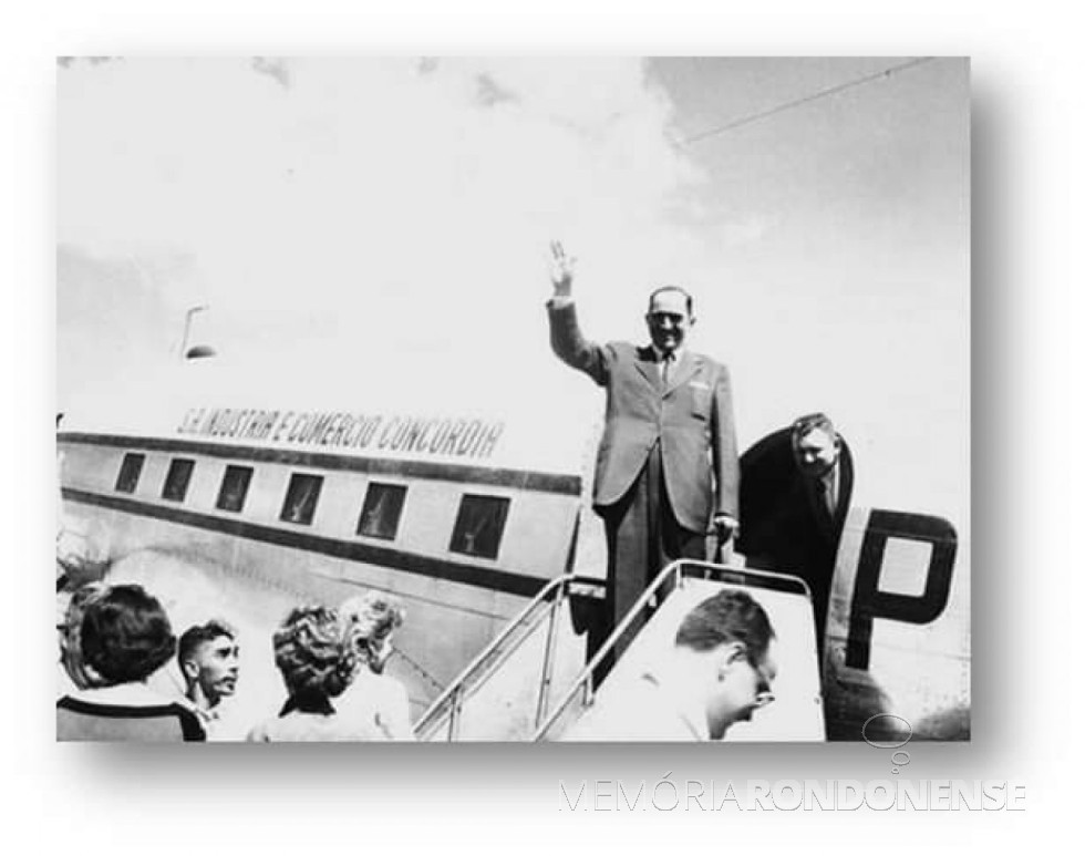 || Attilio Fontana desembarcando do Douglas DC 3 no aeroporto de Concórdia (SC), depois do vôo inaugural da Capital Paulista à cidade catarinense, em janeiro de 1955.
Imagem: Acerv
o Grupo Avião Comercial Brasileira... / Facebook - FOTO 3 -