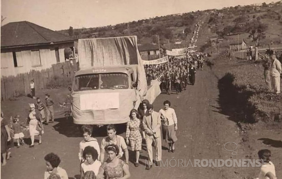 || Outro instantâneo da Marcha da Família com Deus na cidade de Toledo, na Avenida Maripá, em maio de 1964.
Imagem: Acervo Grupo Fotos de Toledo - FOTO 15 