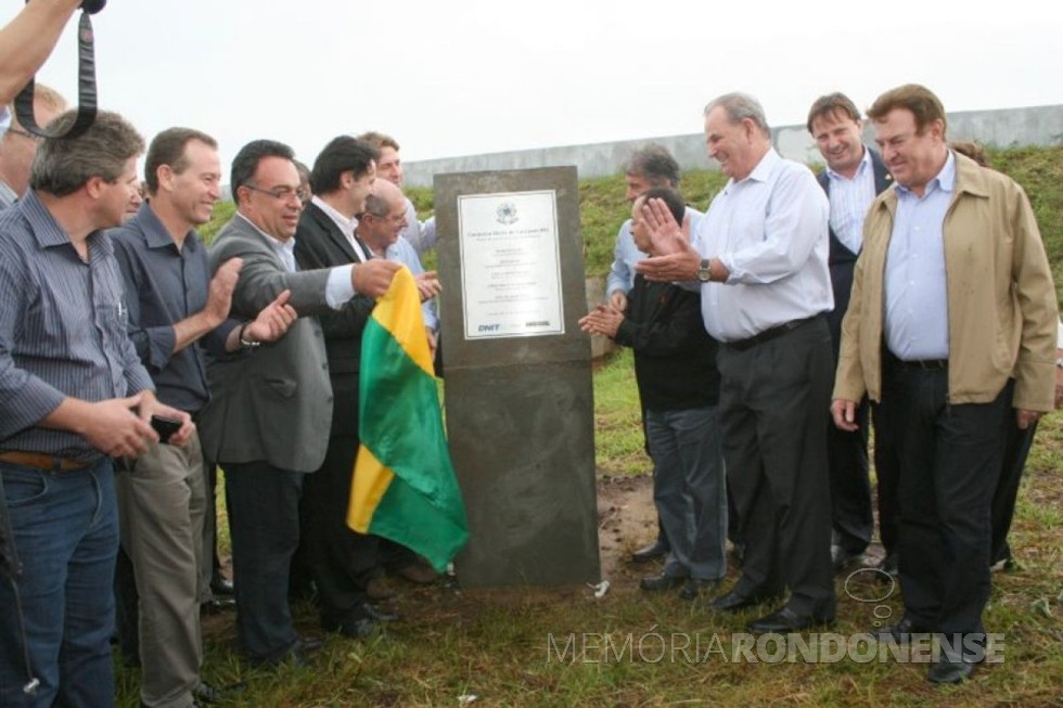 || Solenidade de inauguração do Contorno Oeste, na cidade de Cascavel, em dezembro de 2012.
Da esquerda à direita: 1º - não identificado, 2º - deputado estadual Prof. Lemos, 3º - deputado estadual André Vargas, 4º - não identificado, 5º ministro Paulo Bernardo, 6º - deputado federal Zeca Dirceu; 7º - Edgar Bueno, 8º -prefeito de Cascavel; 9º - minstro Paulo Sérgio Passos, 10º - Assis Gurgacz (Eucatur), 11º - não identificado, e 12º - deputado federal Nelson Padovani.
Imagem; Acervo Gazeta do Povo - FOTO 19 -