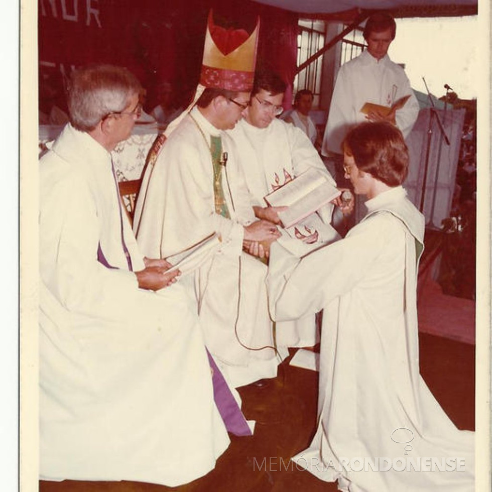 || Ordenação sacerdotal de Anuar Battisti, em ofício presidido pelo bispo D. Geraldo Majella Agnelo, em dezembro de 2004.
Imagem: Acervo pessoal - FOTO 7 -