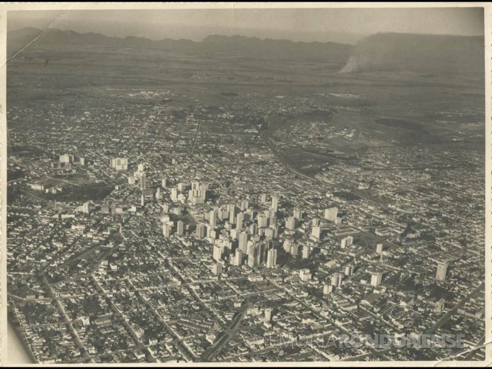 | Vista aérea da cidade de Curitiba em 1953.
Imagem: Acervo Arquivo Público do Paraná  - FOTO 11 - 